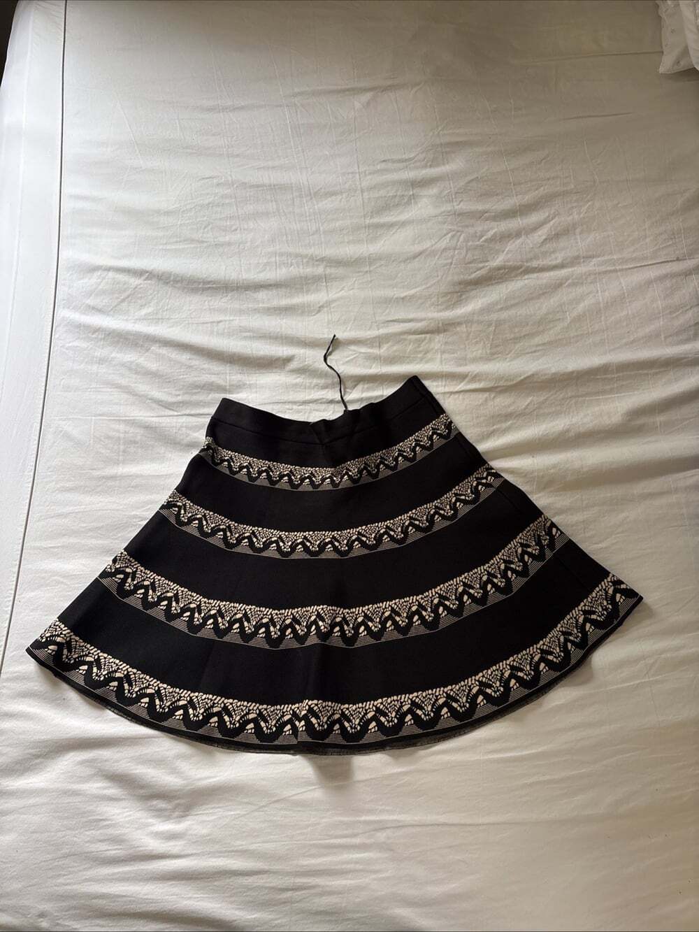 BCBGMaxAzria Alisse Knit Flare Mini Skirt Women Sz L Black Beige Thick Stretch - Picture 6 of 14
